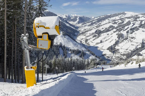 Grande Cannone Neve Sul Fianco Una Pista Sci Una Luminosa — Foto Stock