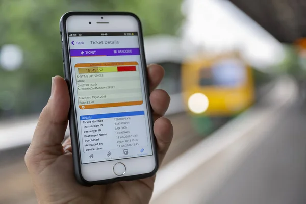 Birmingham Storbritannien Juni 2018 Närbild Iphone Visar Elektronisk Biljett Med — Stockfoto