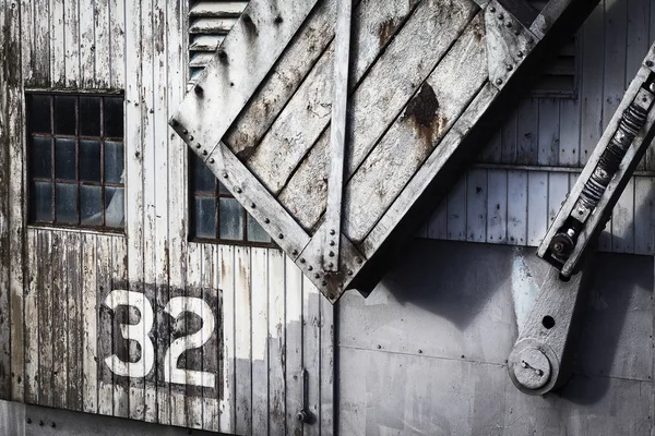 在英国布里斯托尔的码头上 一辆旧起重机的驾驶室关闭 — 图库照片