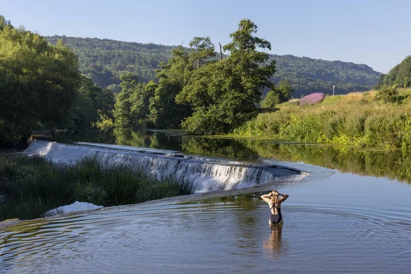Ένας Κολυμβητής Στέκεται Στα Ρηχά Ετοιμάζεται Κολυμπούν Στον Ποταμό Έιβον — Φωτογραφία Αρχείου