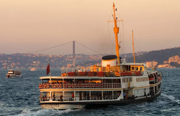 Istanbul Turkiet September 2005 Packade Passagerare Färja Bosporen Vid Solnedgången — Stockfoto