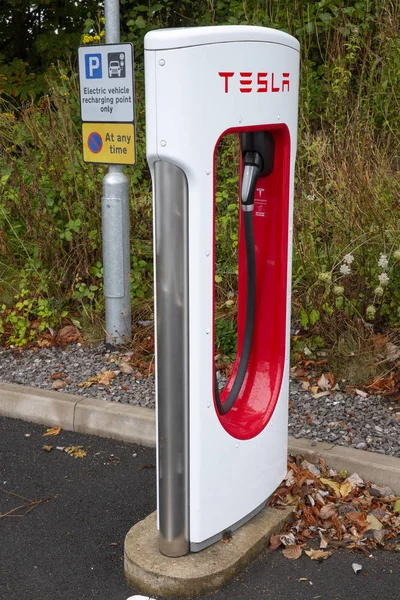 Sarn Regno Unito Agosto 2018 Supercharger Tesla Cartello Parcheggio Presso — Foto Stock