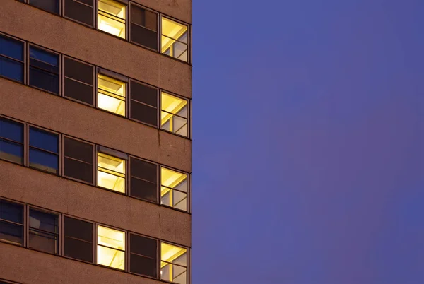 Janelas Lit Edifício Escritório Céu Tarde Azul — Fotografia de Stock