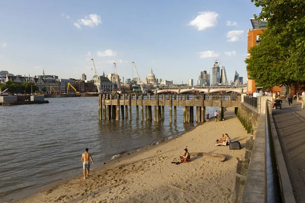 Londres Reino Unido Agosto 2018 Pessoas Pequena Praia Costa Tâmisa — Fotografia de Stock