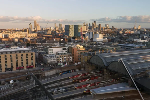 2018年3月7日 白天鸟瞰伦敦的天际线 与国王的十字车站在前景和城市地标在距离内 — 图库照片