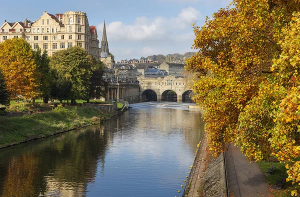 Die Berühmten Wahrzeichen Von Pulteney Wehr Und Pulteney Brücke Umgeben — Stockfoto