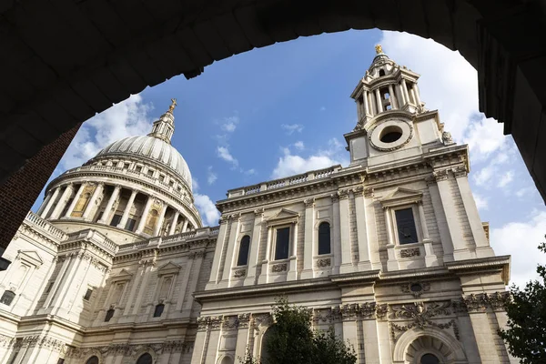 St Paul's Cathedral bekeken via een boog — Stockfoto