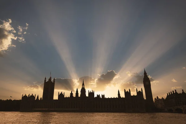 Sole che tramonta dietro Westminster a Londra — Foto Stock