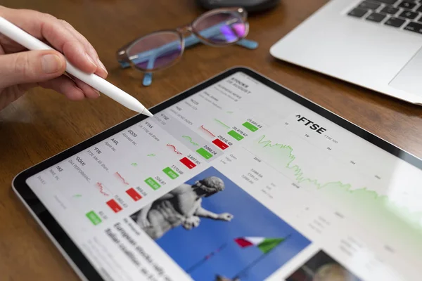 Aktier app Visa FTSE 100 aktiekurser på en Apple iPad Pro — Stockfoto