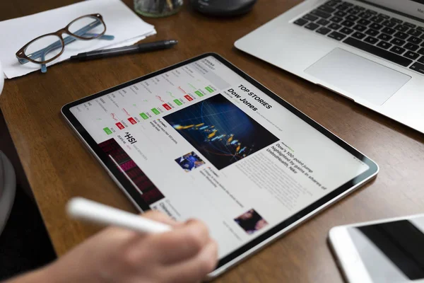 Aktier app visar Dow Jones information på en Apple iPad Pro — Stockfoto