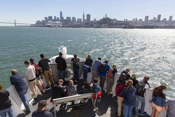 Turisti sulla nave Alcatraz tour guardando la vista di San Francisco — Foto Stock