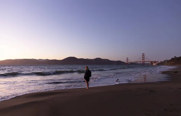 Donna che remava sulla spiaggia di Baker al tramonto, San Francisco, California — Foto Stock