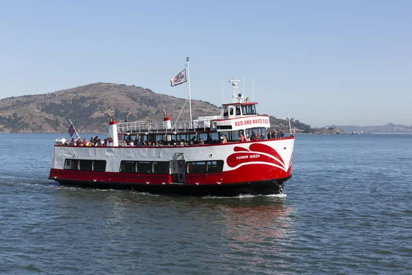 Red and White Fleet boat in San Francisco Bay — Stock Photo, Image