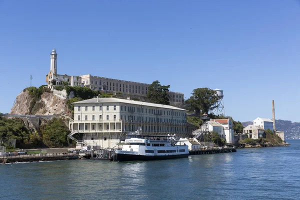 Alcatraz Island and Cruise Boat — Stock Photo, Image