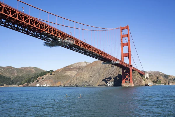 Alzatevi pedane sotto il Golden Gate Bridge — Foto Stock