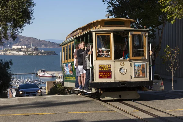 Funivia Powell e Hyde con Alcatraz in lontananza — Foto Stock