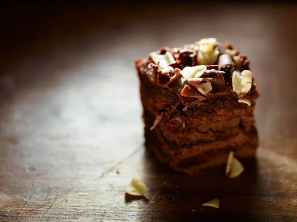 Primo Piano Delizioso Pezzo Torta Cioccolato Tavolo Legno — Foto Stock