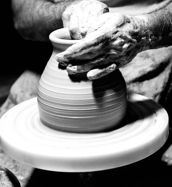 Une Poterie Sur Une Table Roulante — Photo