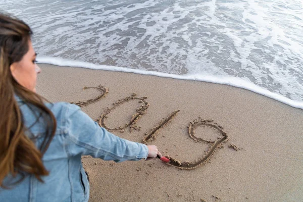 Kız 2019 kum üzerine yazma