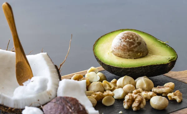 Ketojenik gıda yakın bir: hindistan cevizi ve hindistan cevizi yağı, avokado. ceviz ve macadamia fındık