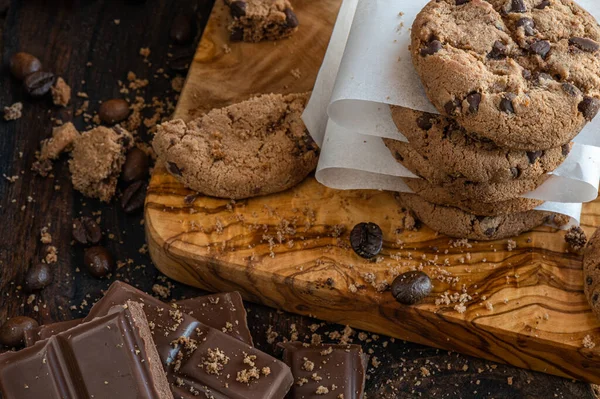 Kekse und Schokoladenstücke über einem Holzbrett — Stockfoto