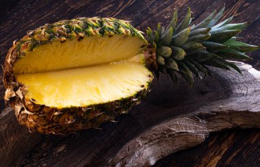 Taze bir ananasa yaklaş.