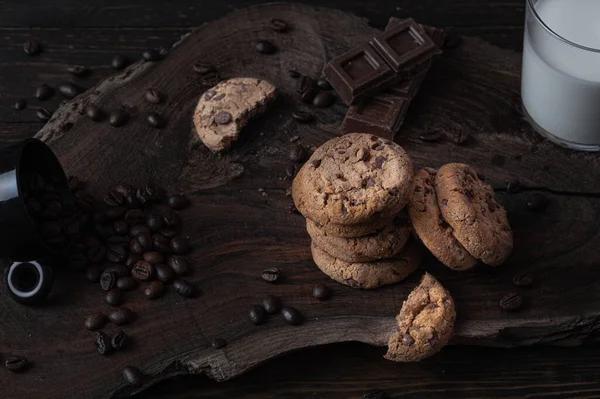 Kekse, Schokoladenstücke und Kaffeebohnen über einem Holzbrett — Stockfoto