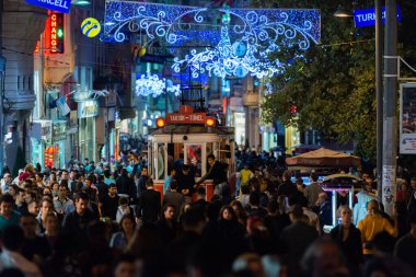 İstanbul, Türkiye 'de kalabalık sokakta tarihi kırmızı tramvay
