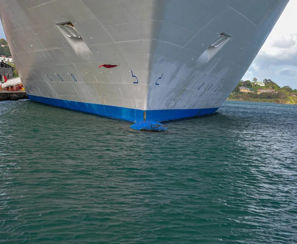 İngiliz Virjin Adaları, Tortola limanına yanaşmış bir geminin ampul gibi pruvasına yakın.