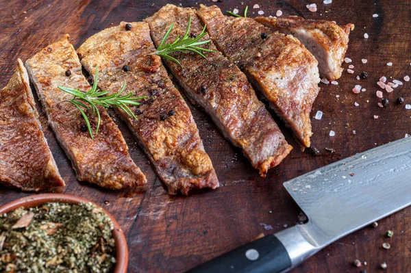 Taze pişmiş domuz eti Secreto de ventresca saf iberico 'ya yakın çekim.