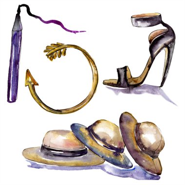 Bilezik, Ayakkabı, şapka ve eyelinersketch moda glamour. Giyim aksesuarları trendy moda kıyafet ayarlayın. Suluboya arka plan ayarlamak. Suluboya çizim moda aquarelle. İzole illüstrasyon öğesi.