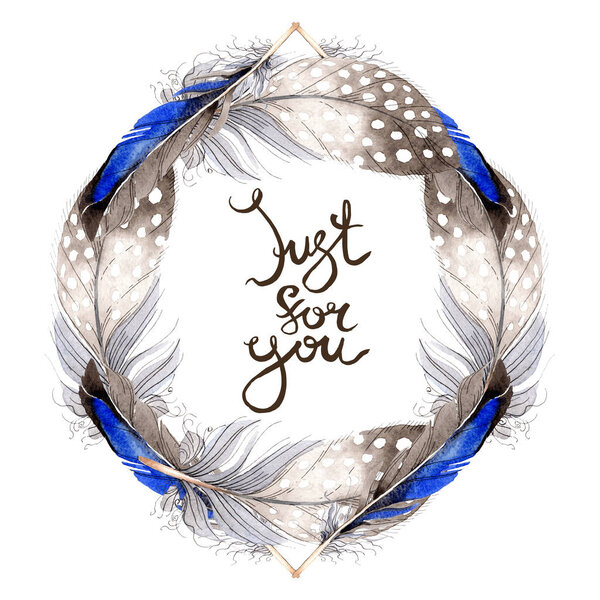 Акварель голубое и черное птичье перо из крыла изолированы. Перо Aquarelle для фона, рамки или границы. Акварель акварель акварель изолирована. Граничный орнамент
.