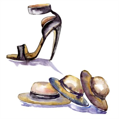 Şapka ve ayakkabı kroki moda glamour illüstrasyon. Giysi aksesuarları trendy kıyafet ayarlayın. Suluboya arka plan seti. Suluboya çizim moda aquarelle. Yalıtılmış illüstrasyon öğesi.