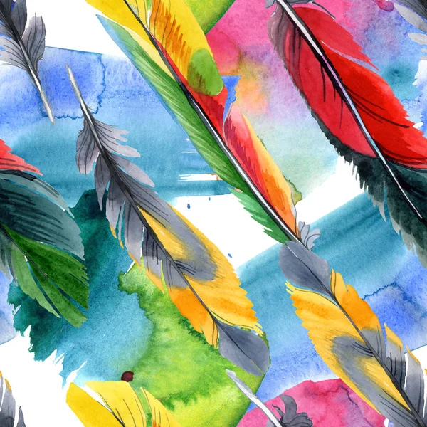Piuma d'uccello variopinta da ala isolata. Acquerello disegno moda acquerello. Tessuto carta da parati stampa texture . — Foto Stock