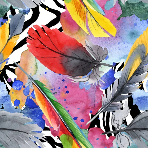 Färgglad fågel fjäder från vinge isolerad. Akvarell ritning mode akvarell. Tyg tapet Print textur. — Stockfoto