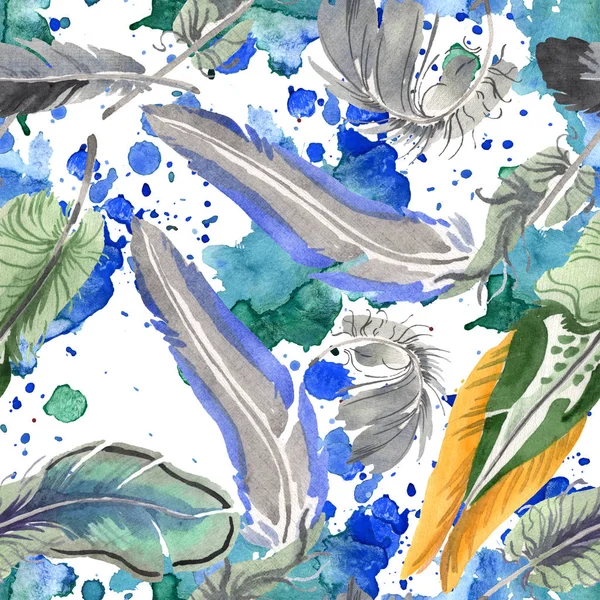 Aquarell Vogelfeder vom Flügel isoliert. Aquarellfeder für den Hintergrund. nahtloses Hintergrundmuster. — Stockfoto
