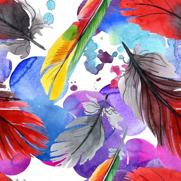 Pluma colorida de pájaro de ala aislada. Acuarela dibujo moda aquarelle. Textura de impresión de papel pintado de tela . - foto de stock