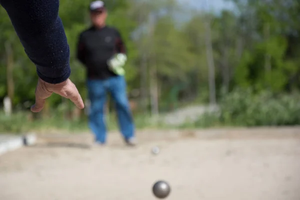 高齢者の屋外遊びの公園用のボールを投げる準備 — ストック写真