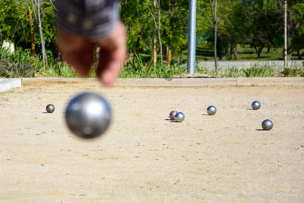 Ανώτεροι Άνθρωποι Διατεθειμένοι Ρίξει Την Μπάλα Μπούλες Ένα Πάρκο Στο — Φωτογραφία Αρχείου