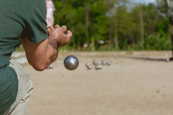 Starsi Ludzie Gotowa Rzucić Piłkę Bule Parku Gry Zewnątrz — Zdjęcie stockowe