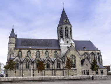 Deinze bir kilisede ilk izleri 9.asır için geri dön. Kutsal Poppo (1978 +1048), Stavelot, Başrahip Deinze dünyaya geldi. Kutsal topraklardan dönüşünde o emanetler kiliseye bağışladı. Geçerli yapı bir yangın sonra dikildi