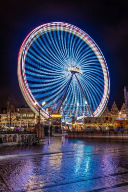 Belçika, Ghent, Aralık 08-2018: Gent şehir merkezinde dönme dolap