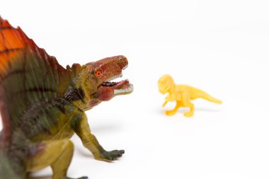 İzole beyaz arka plan üzerinde iki oyuncak dinozorlar