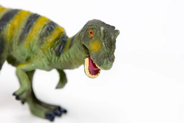 beyaz zemin üzerinde oyuncak dinozor