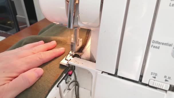 Partie travaillante d'une machine à coudre, mains d'une maître couturière . — Video