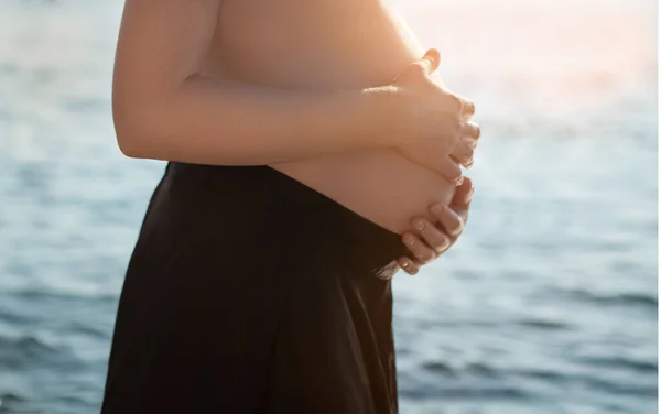 Menina grávida bonita no fundo do mar — Fotografia de Stock