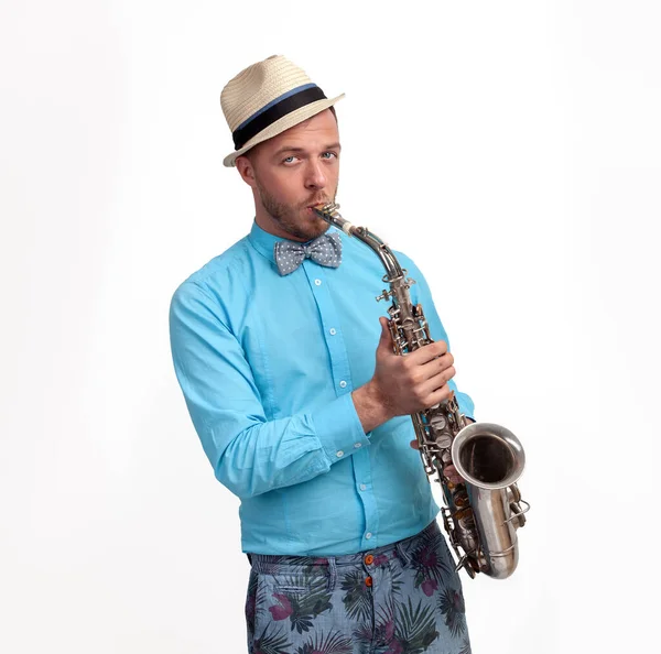 Mladý muž se saxofonem přes bílé pozadí Royalty Free Stock Obrázky