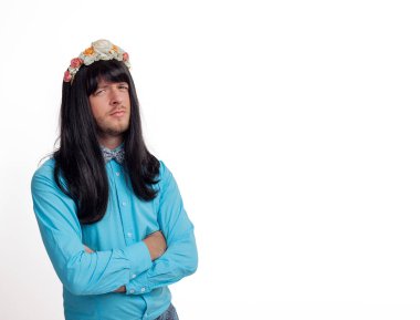 Kafasında peruk olan bir erkek ve bir çiçek çelengi var.