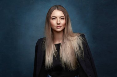 Mavi duvarda genç bir kadın..