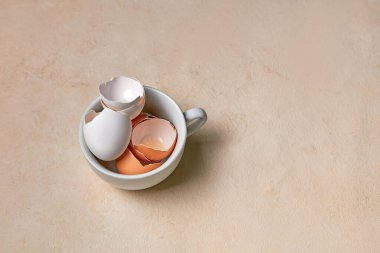 Arka planda beyaz bir fincanda tavuk kabuğu..